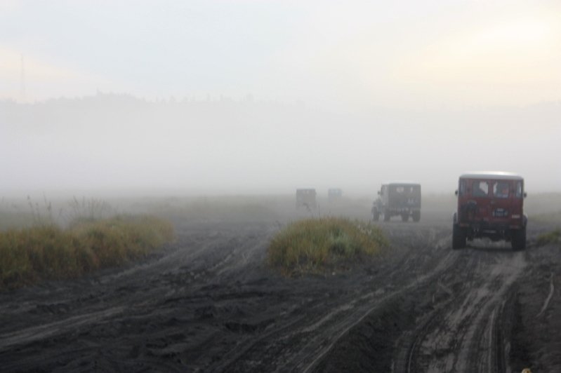 Jeeps dans la caldeira du Mont Bromo