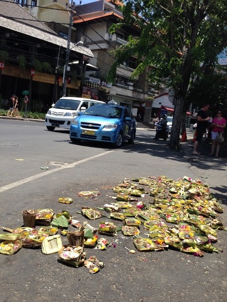 Offrandes sur la rue à Kuta Bali 