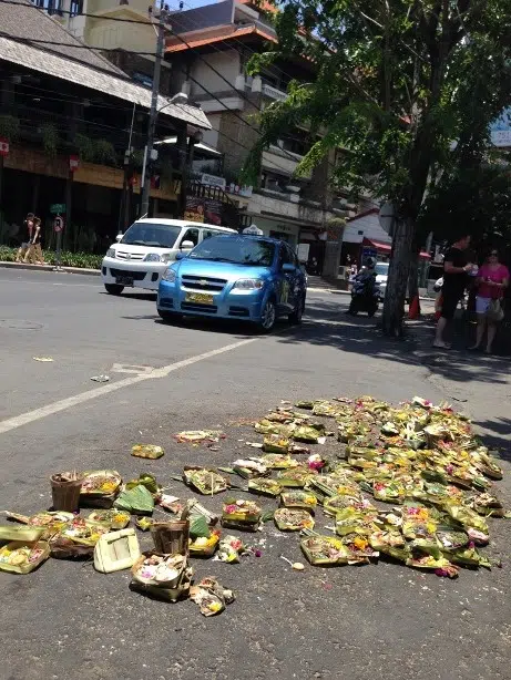 Offrandes sur la rue à Kuta Bali