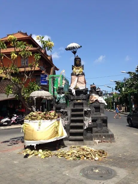 Temple à une intersection à Kuta Bali