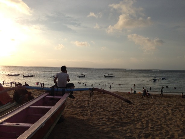Coucher de soleil et pirogue sur la plage de Kuta à Bali