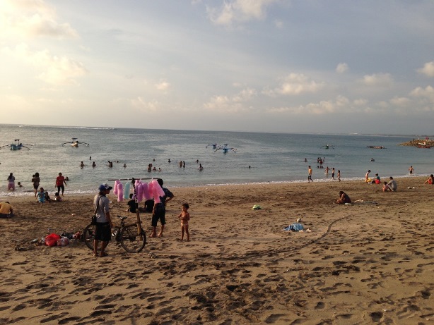Indonésiens sur la plage de Kuta Beach à Bali