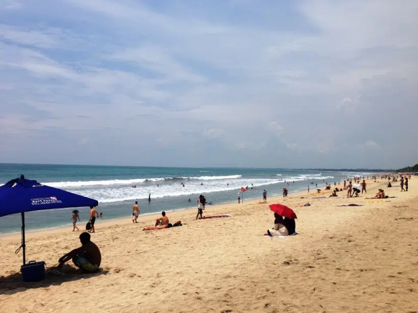 Vagues de l’océan indien sur la plage de Kuta Beach à Bali
