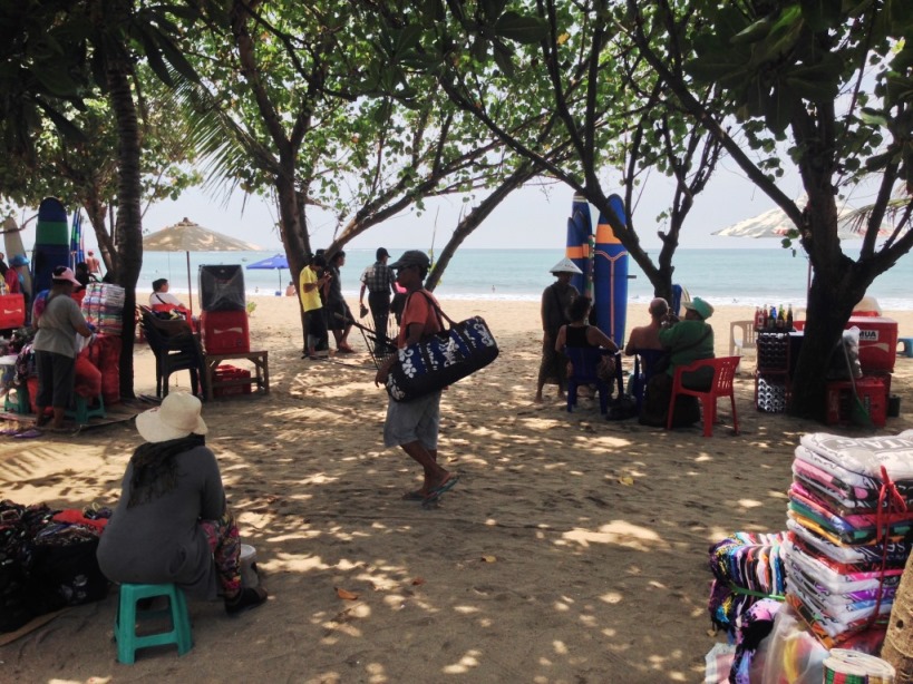 Vendeurs de boissons sur la plage de Kuta Beach à Bali