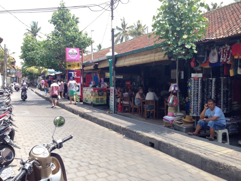 Scooters et magasins souvenirs dans les rues de Kuta Beach à Bali