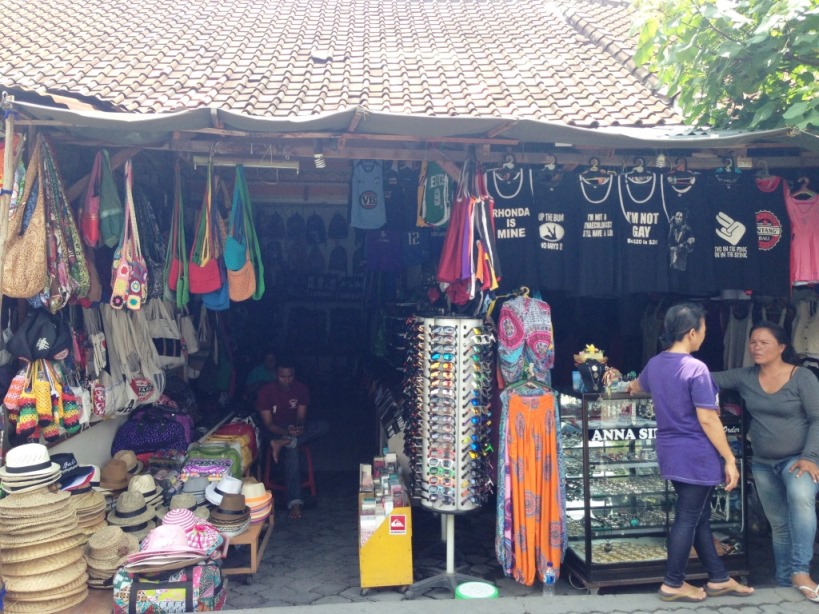 Magasins dans les rues de Kuta à Bali