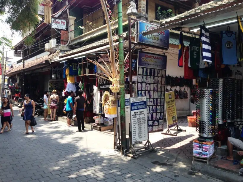 Magasins dans une Rue de Kuta beach à Bali