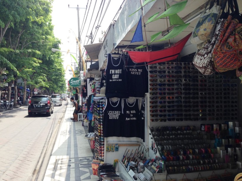 T-shirts et bracelets dans les magasins de Kuta Bali