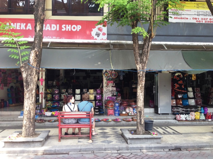 Magasin souvenirs dans la rue de Kuta bali