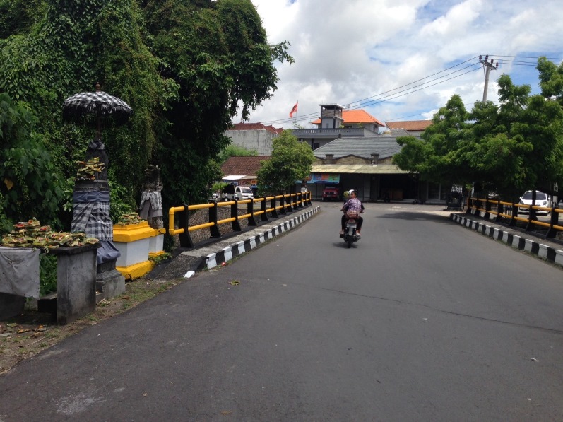Offrandes sur un pont à Kuta, Bali