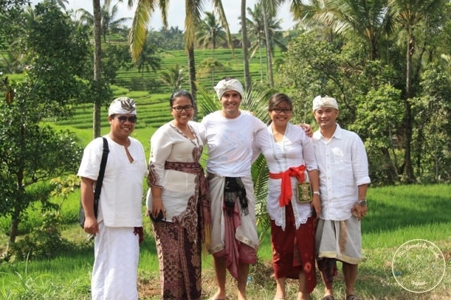 Equipe face aux rizières vertes de Bali