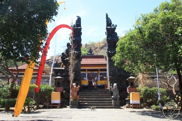 Portes des Temples à Bali, Punjabs jaunes et rouges à l'Entrée d'un temple à Bali