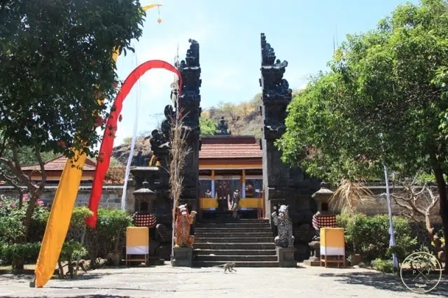 Singes dans un temple durant la Bénédiction Temple à Bali