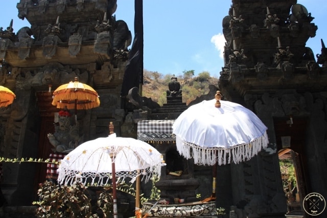 Ombrelles Bénédiction Temple à Bali