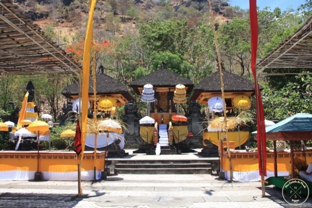 Ombrelles et draps jaunes et blancs dans un temple