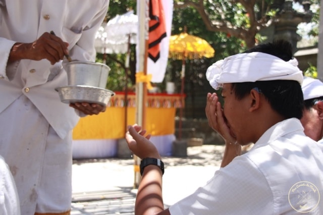 Eau bénite - Bénédiction de Temple à Bali