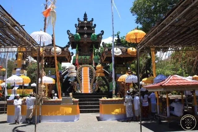 Ombrelles et Autels : Bénédiction Temple à Bali
