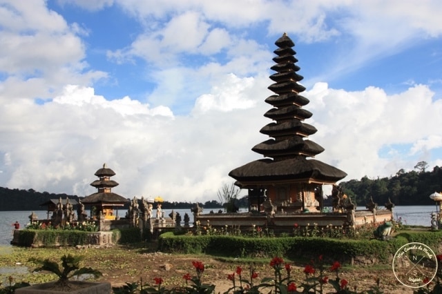 Meru : Bénédiction Temple Ulun Danu Beratan à Bali