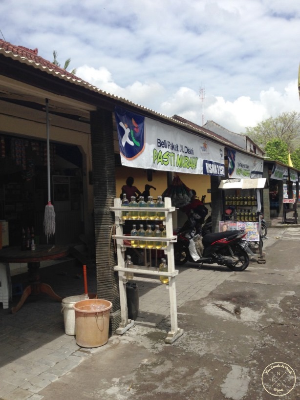 Conduite à Bali - Essence en bouteilles