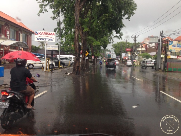 conduire à Bali sous la pluie