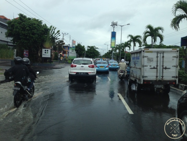 Route inondée à Bali
