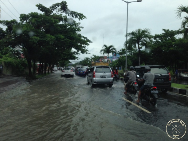 Conduire à Bali sur des routes inondées