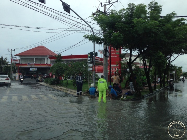 Conduire à Bali lors d'inondations