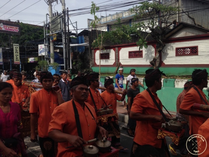 Ceremonie en pleine rue a Bali