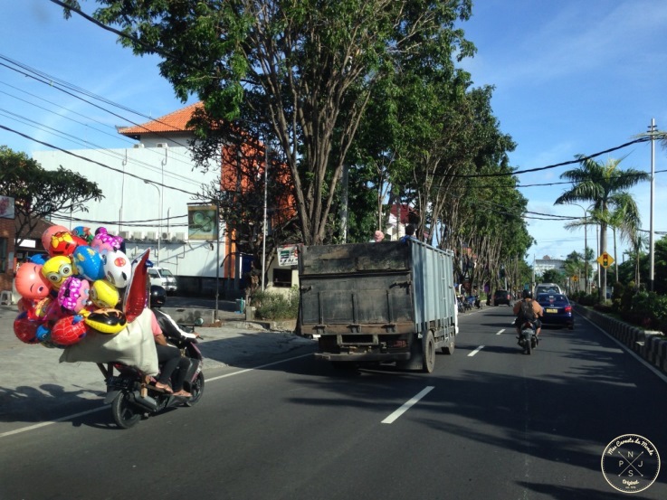 Sur la route à Bali, doubler un Camion benne