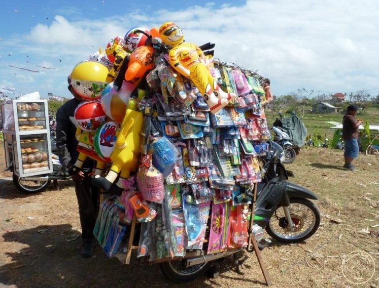 mobylette chargée - Conduite à Bali