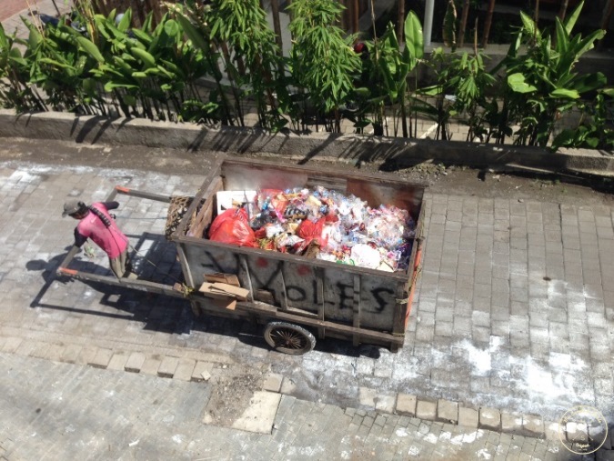 Indonésien tirant une Benne à ordure à Bali