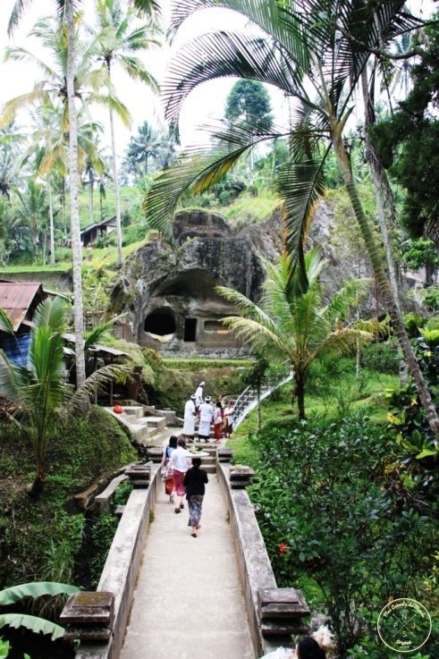 Gunung Kawi à Bali : pont sous les palmiers et Passage de la Rivière 