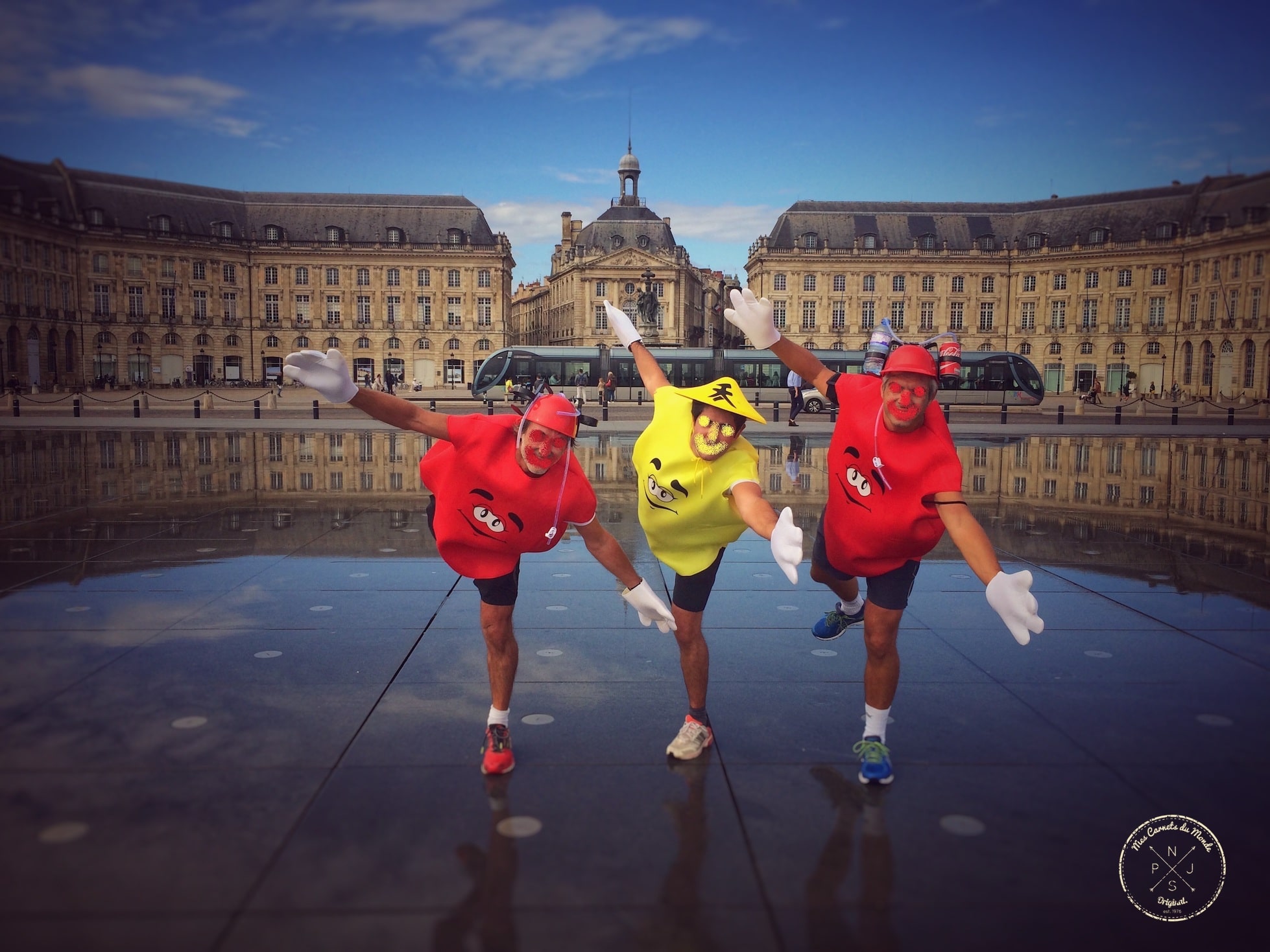 Poser sur le miroir d'eau et face à la place de la bourse avant le marathon de Bordeaux