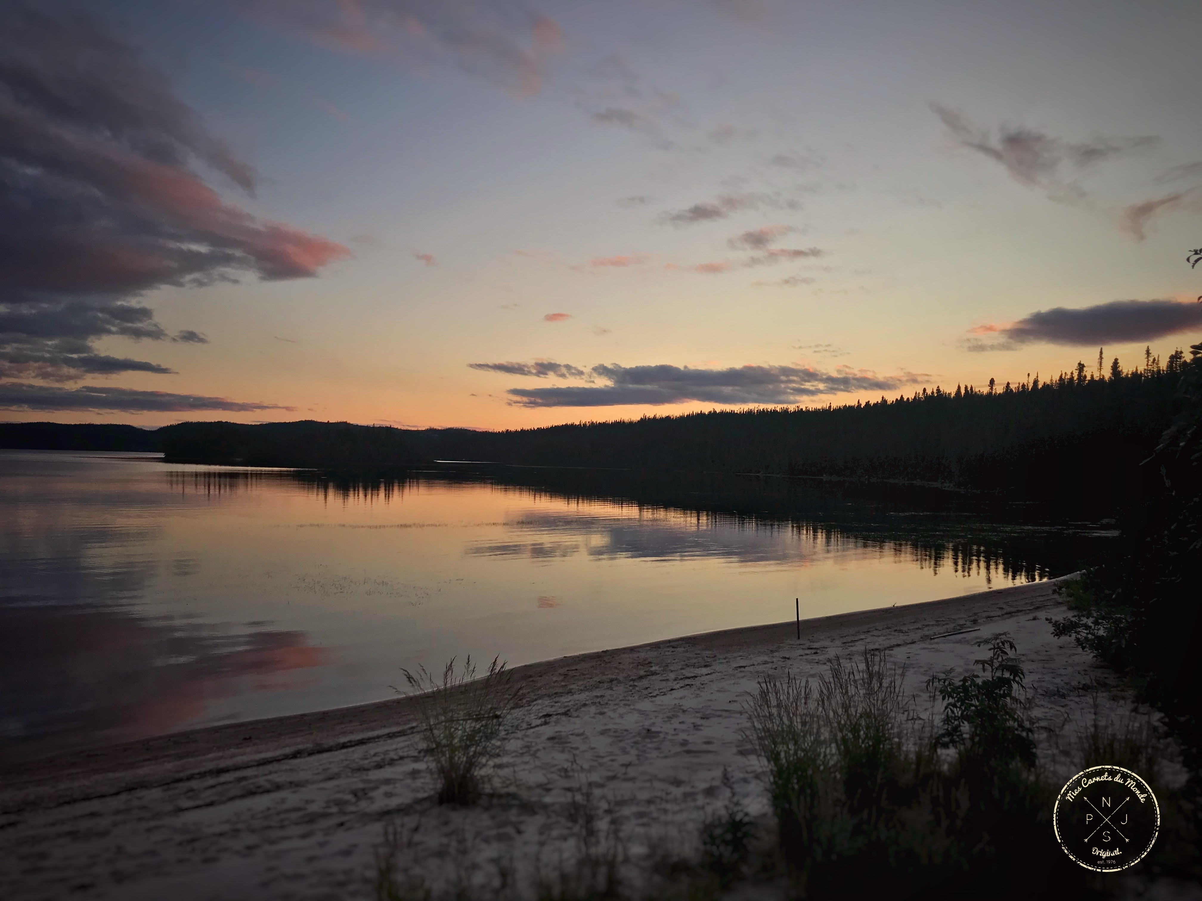 Coucher de soleil sur un lac au Québec ecotourisme