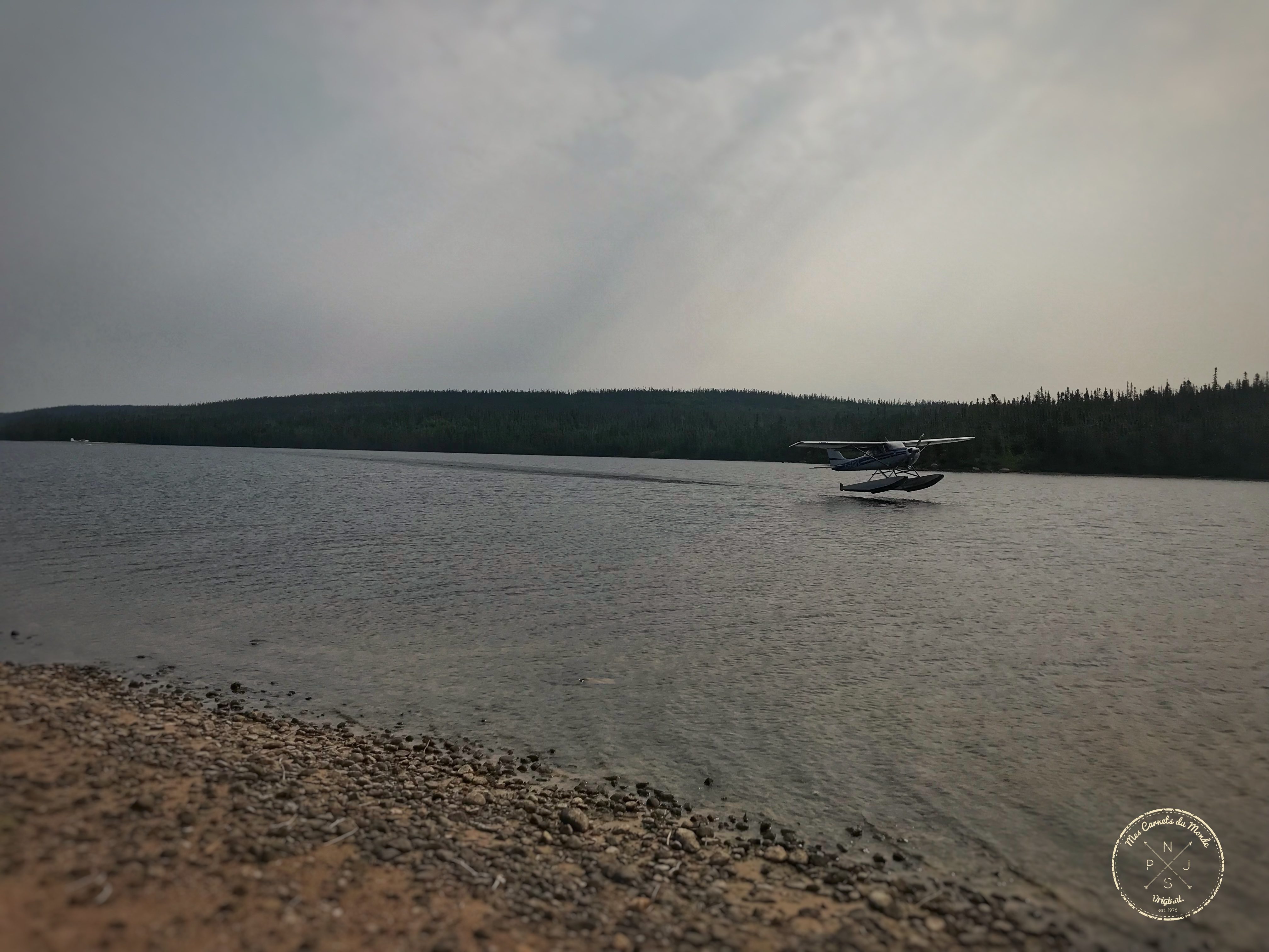 Décollage d'hydravion sur un lac au Québec - écotourisme