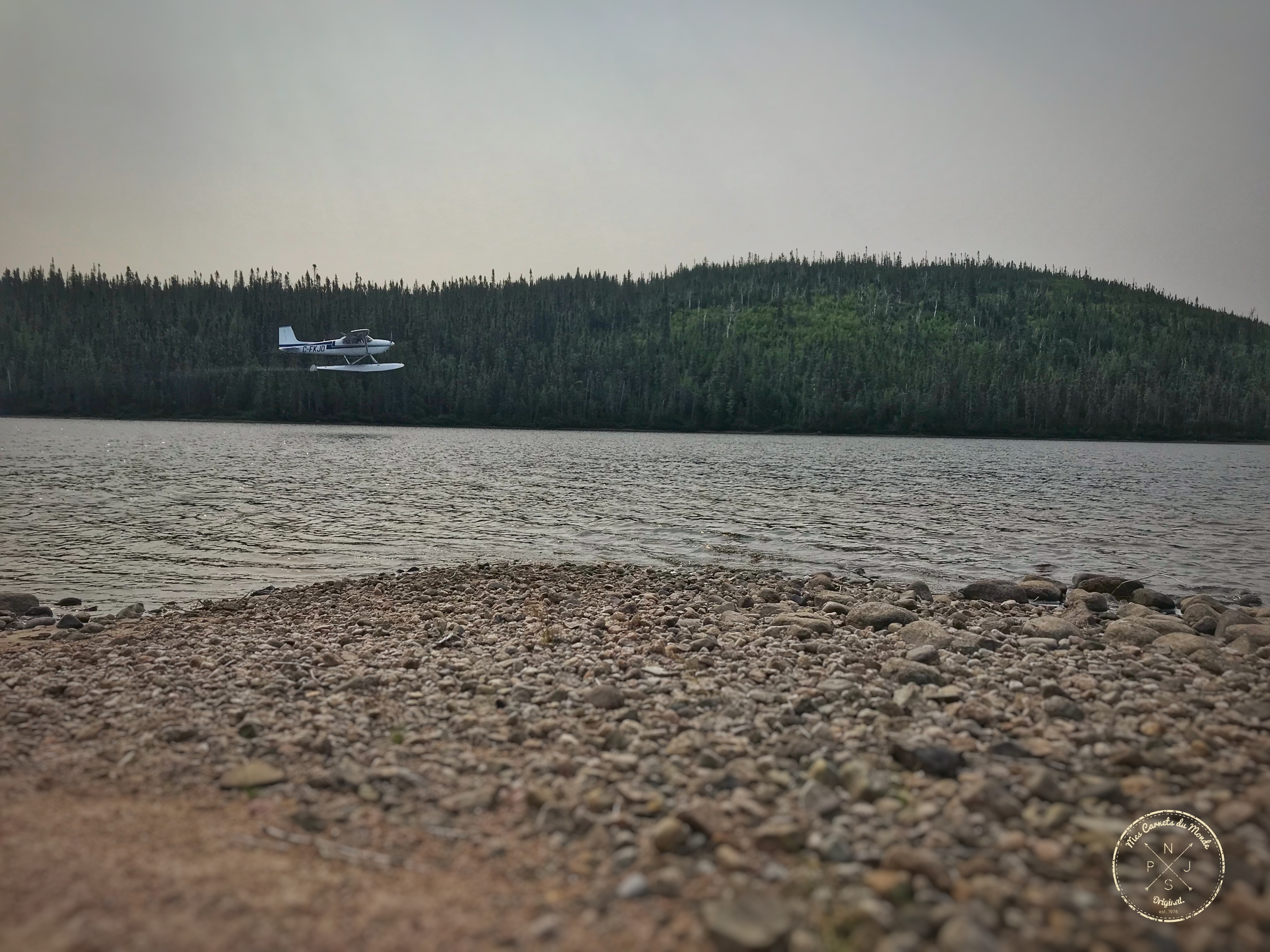 Décollage d'un hydravion depuis un lac au Québec - écotourisme