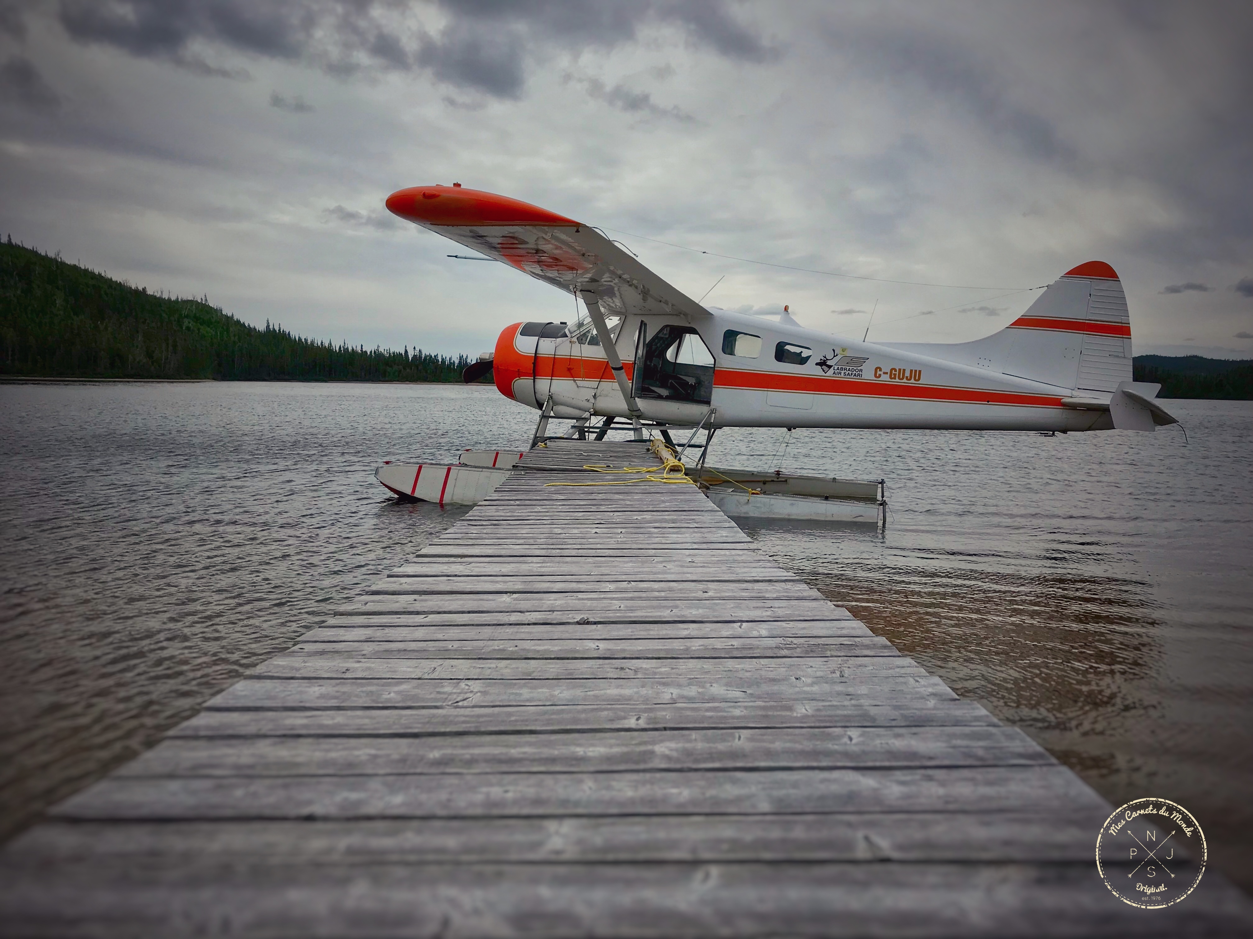 Hydravion sur un ponton d'un lac au Québec - écotourisme