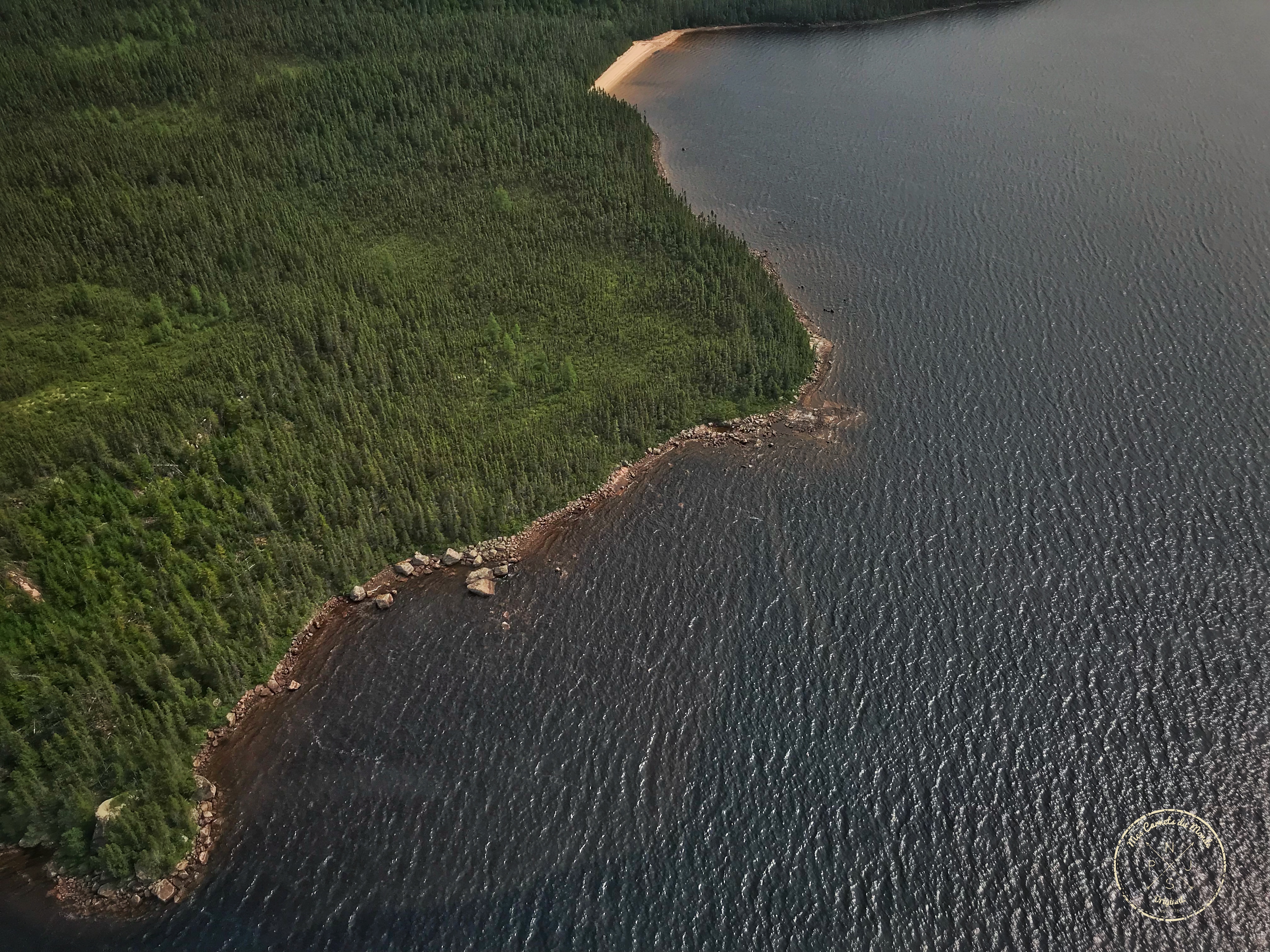 Forêt et lac au Québec vu du ciel - écotourisme