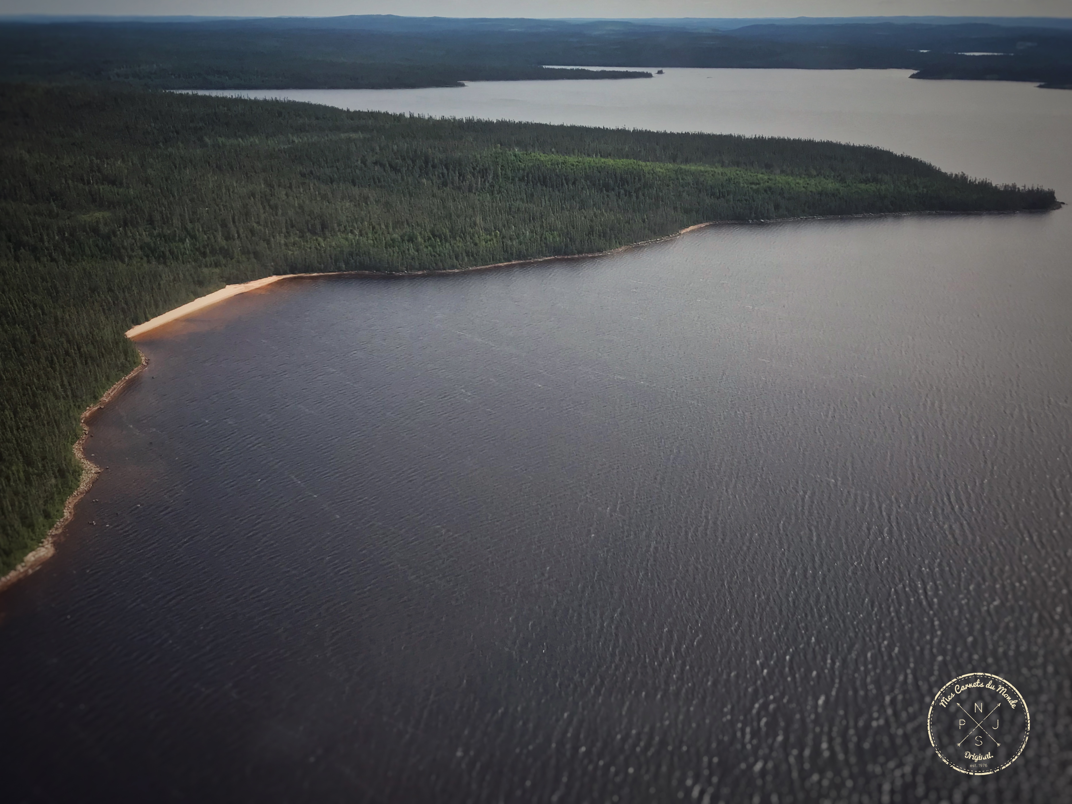 Forêt et lac au Québec vu du ciel - écotourisme