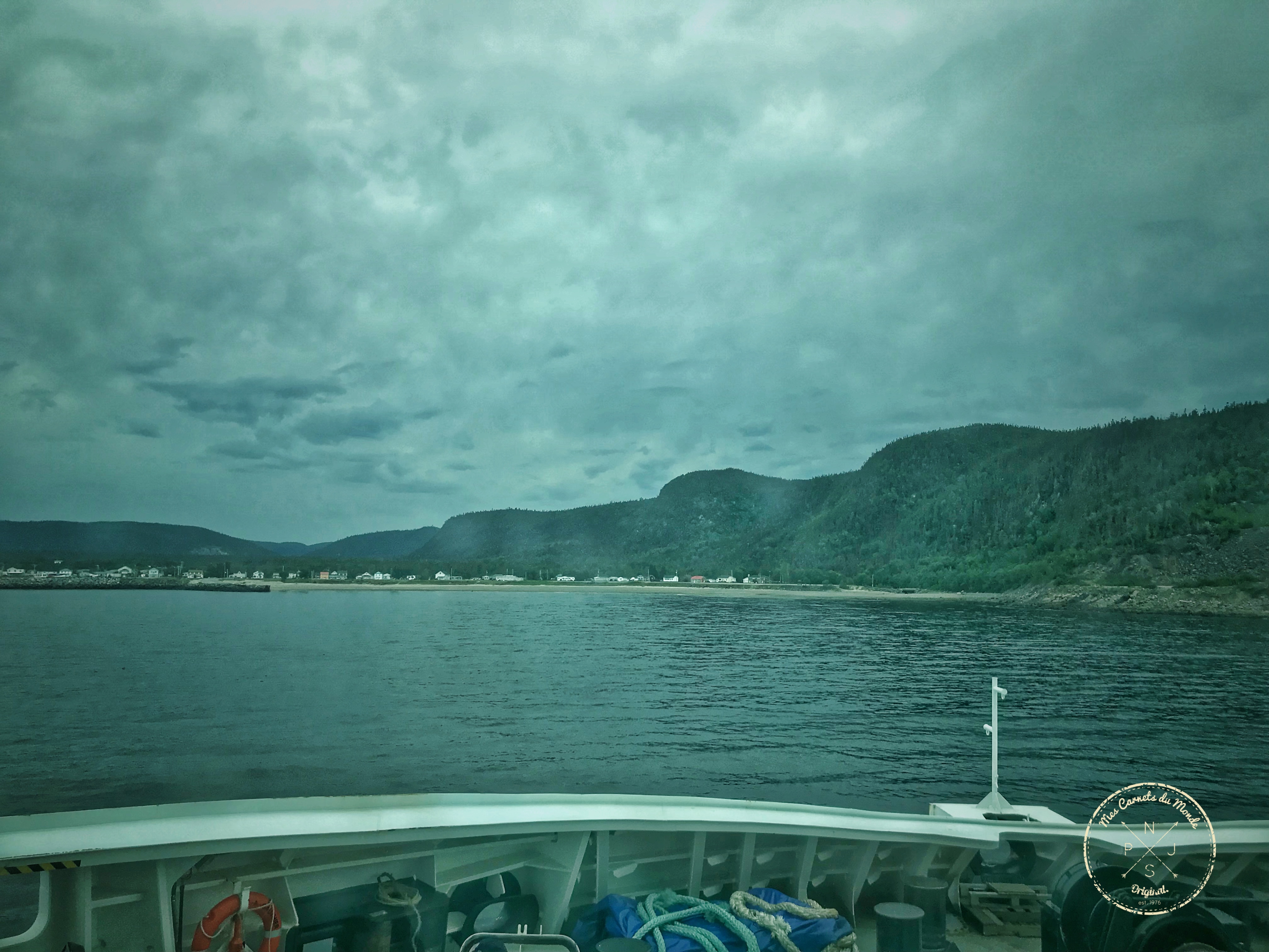 Vue depuis la cabine du ferry, bateau traversier, entre Matane en Gaspésie et Baie-Comeau sur la côte Nord du Québec