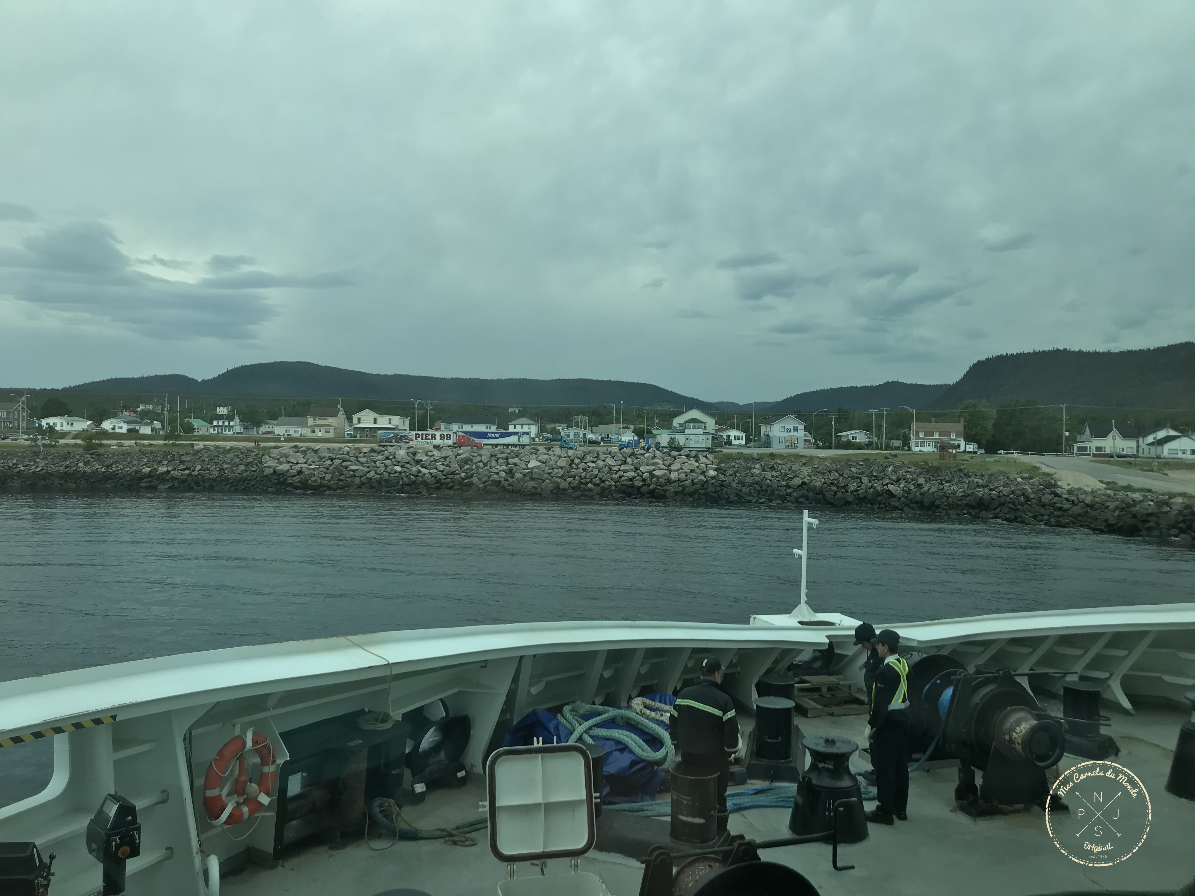 Vue depuis la cabine du ferry, bateau traversier : arrivée à Baie-Comeau sur la côte Nord du Québec
