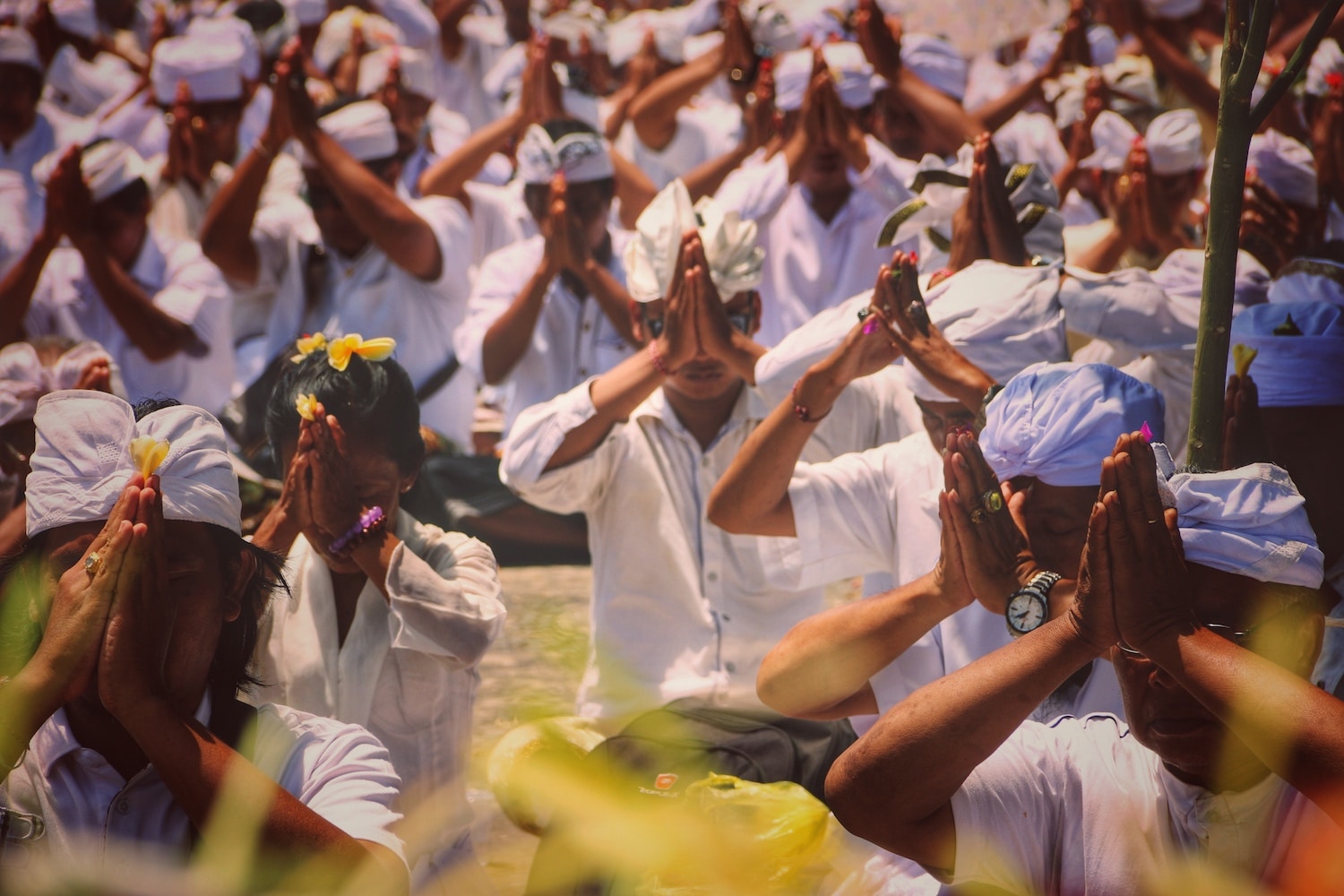 Balinais mains jointes qui prient dans un temple