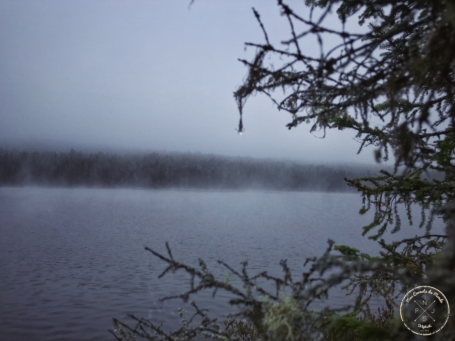 Lac couvert de brume au Canada, pendant la chasse