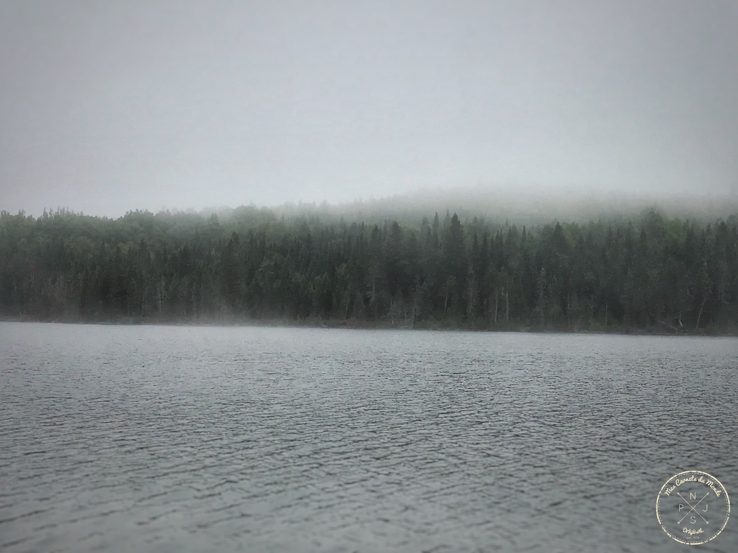 Lac couvert de brume au Canada, pendant la chasse