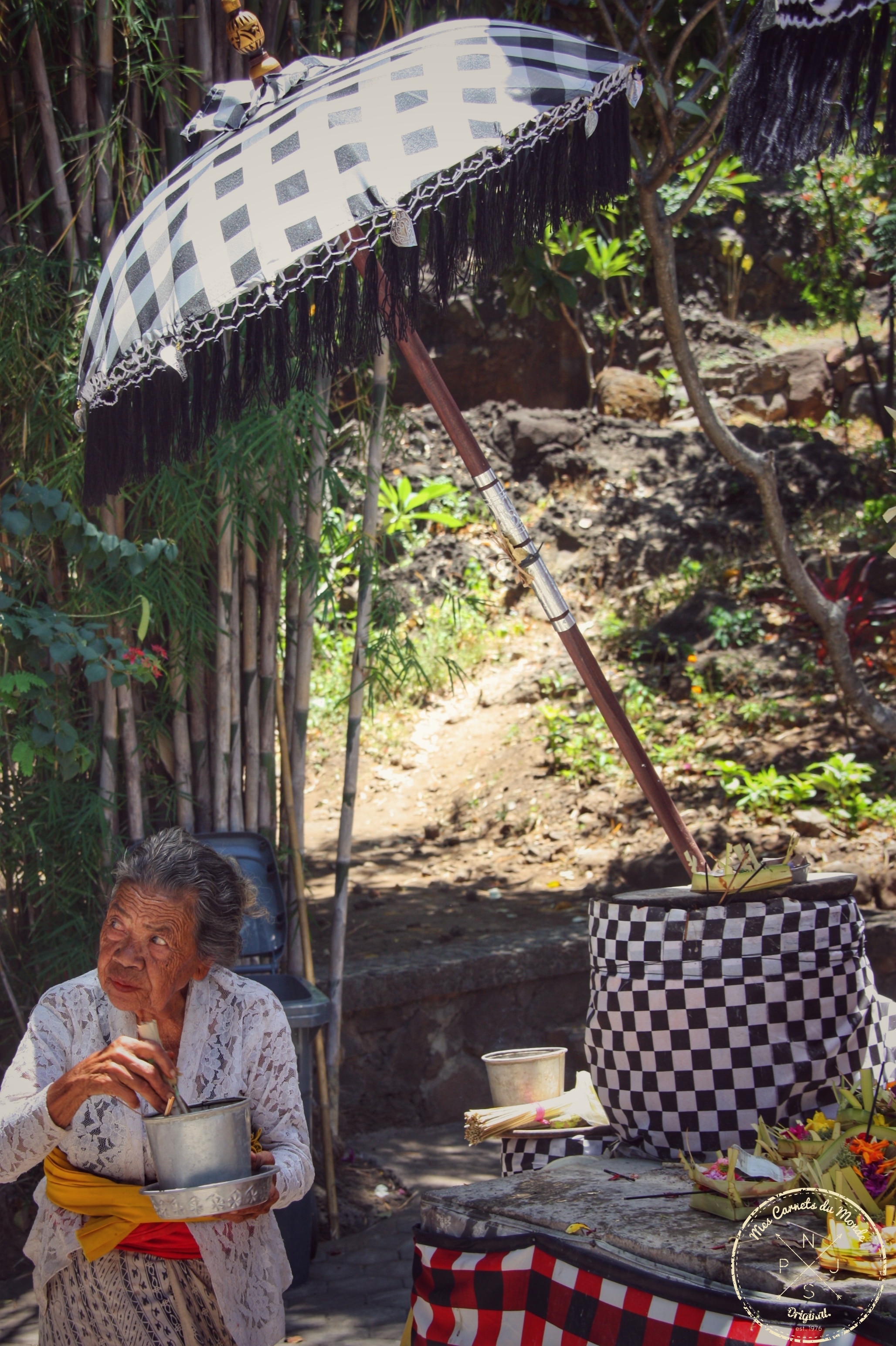 Indonésienne sous une ombrelle à Bali