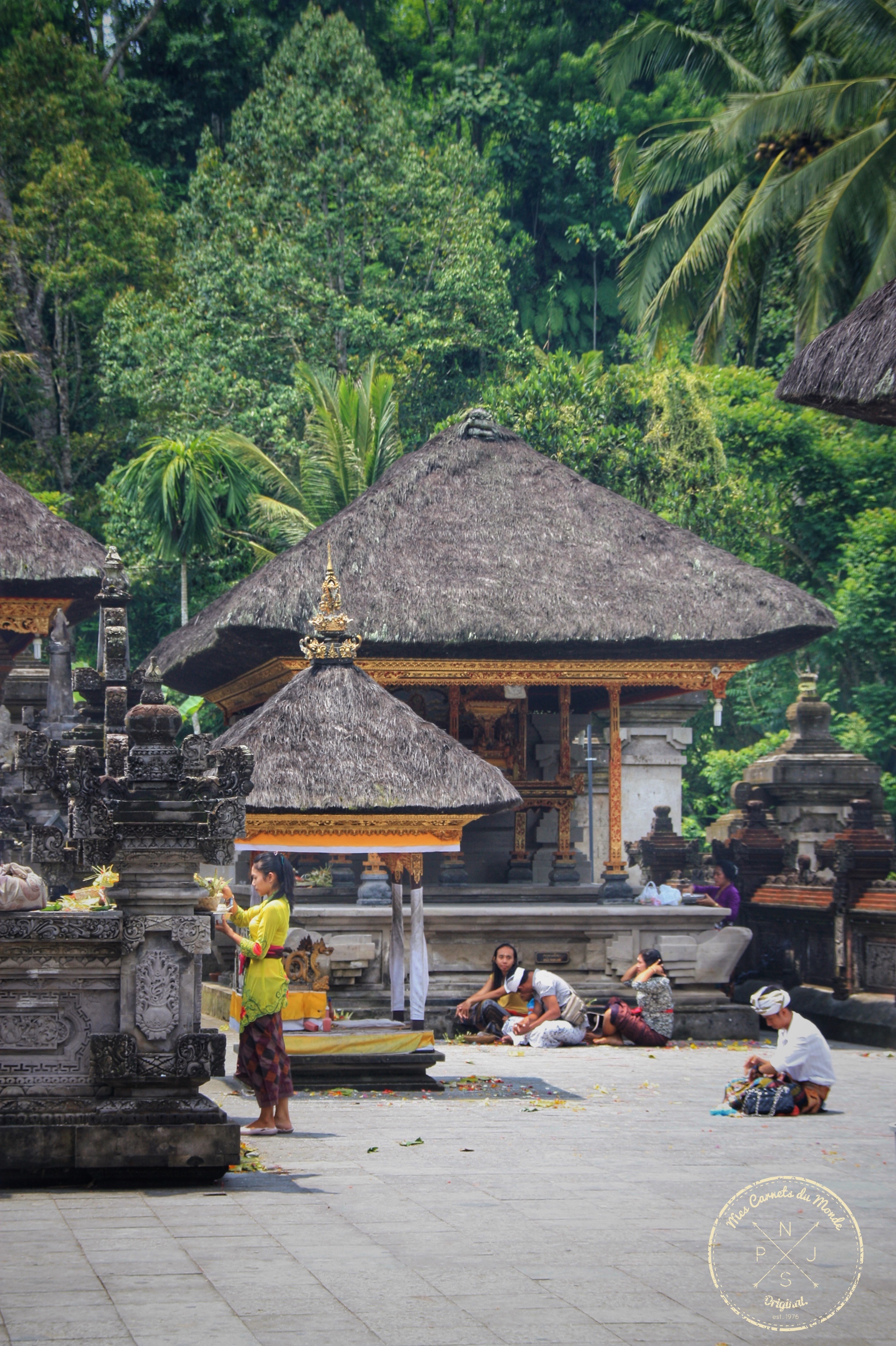 Prière dans un temple à Bali - Temples à Bali : Conseils et Mode d'Emploi
