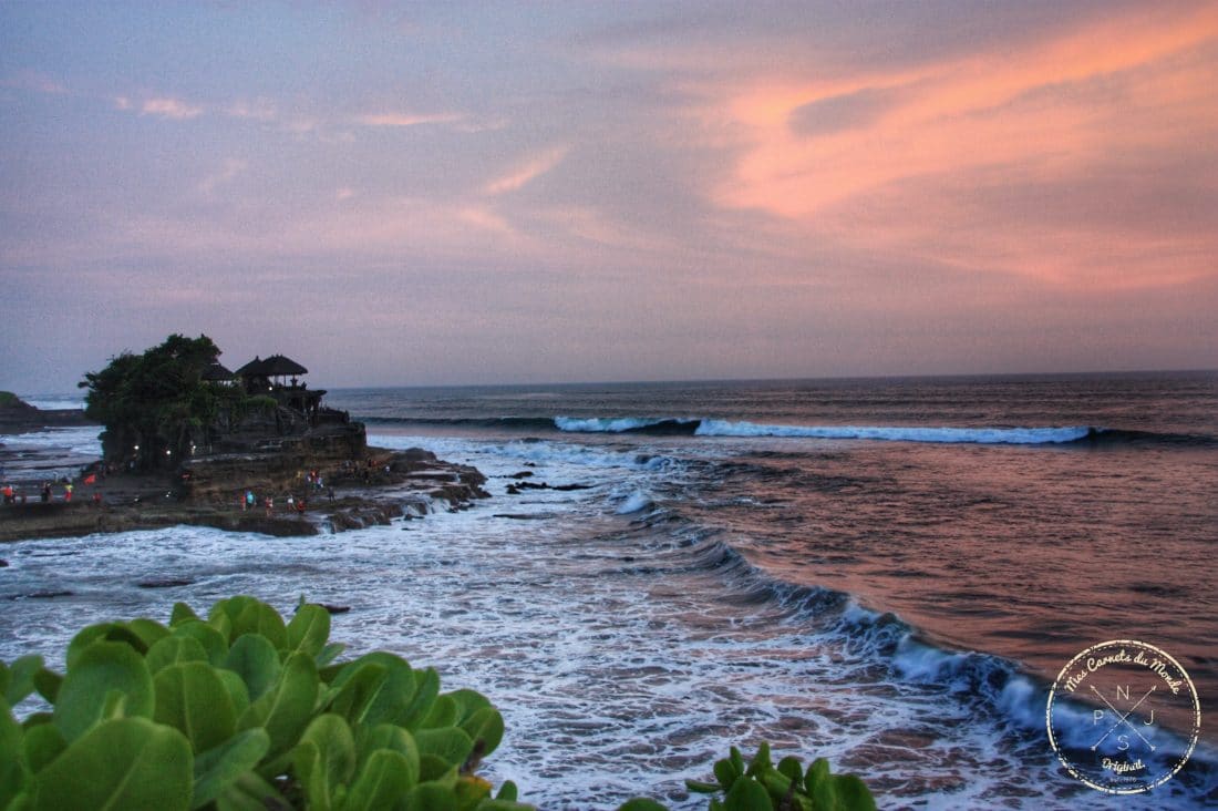 Temple de Tanah Lot à Bali sur l'océan indien, au coucher de soleil