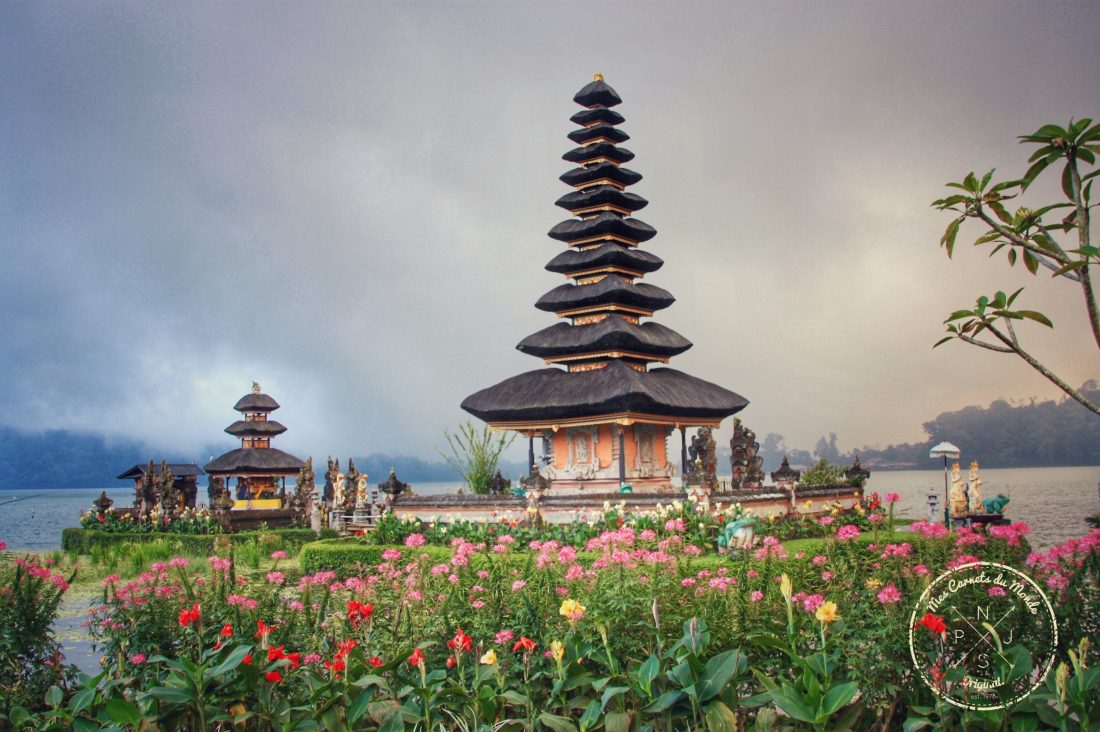 Temples à Bali - Ulun Danu Bratan sur le lac et son Meru à 11 étages