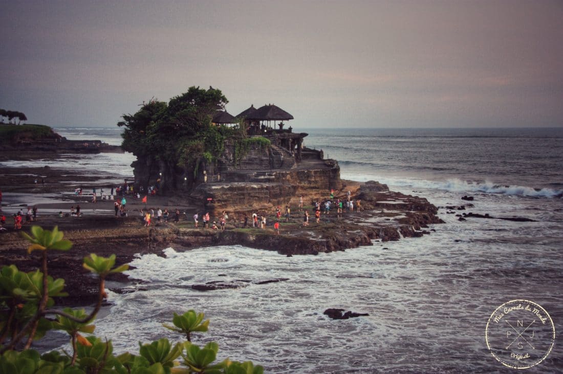 Temple de Tanah Lot à Bali face aux vagues de l'océan Indien, accessible à Marée Basse