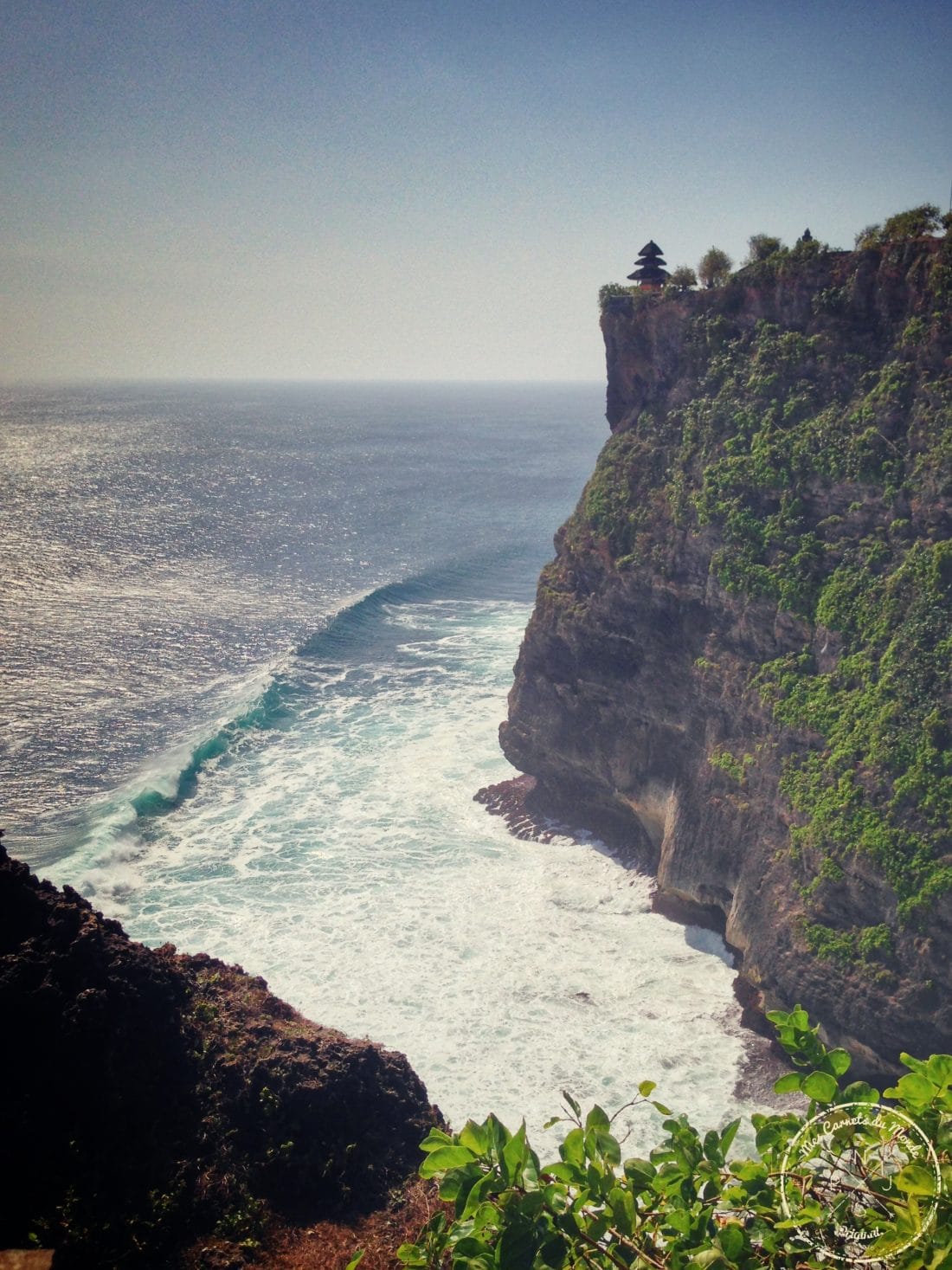 Temple d'Uluwatu à Bali : le Meru au top de la falaise, face à l'Océan Indien